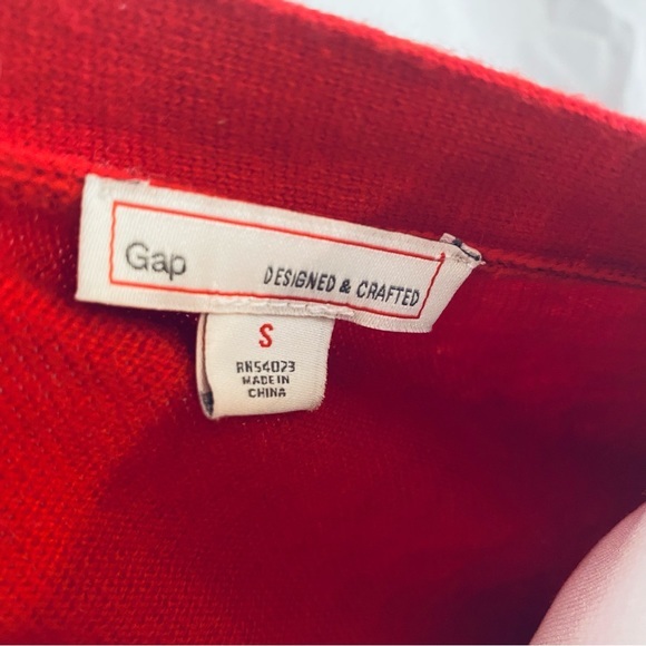 Gap design and crafted red cardigan sweater. Beautifully done. - Picture 11 of 12